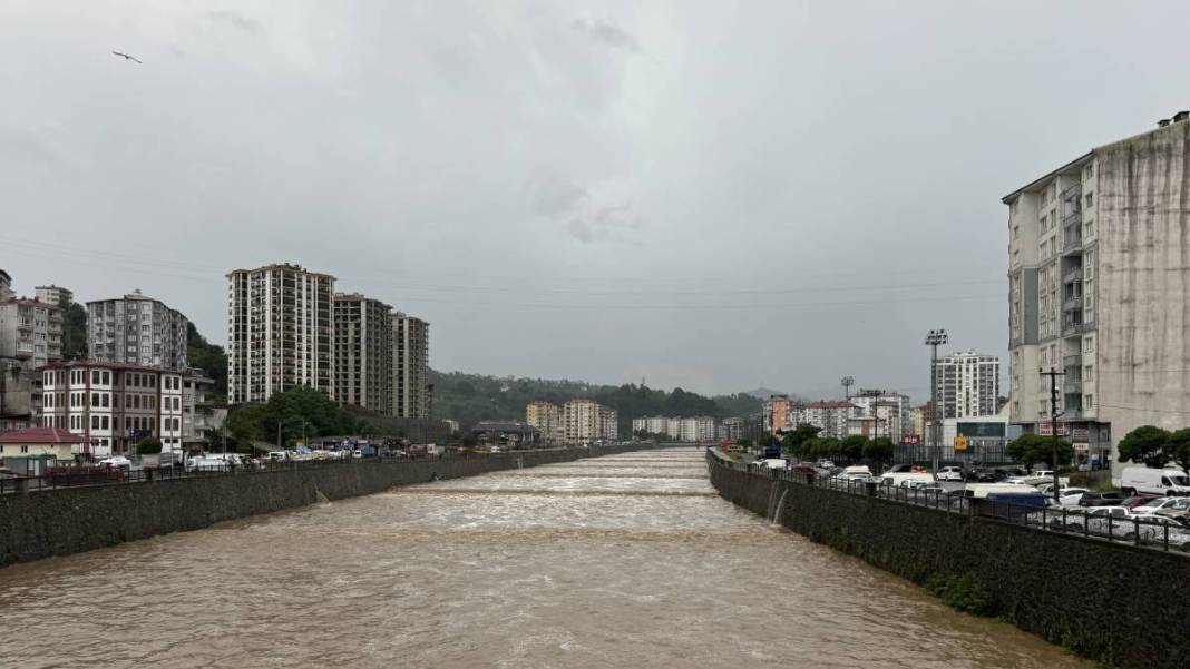 Rize’de sağanak etkili: Cadde ve sokaklar göle döndü 5